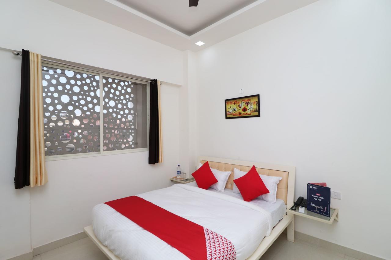 בארילי Oyo 13406 Hotel Golden Leaf מראה חיצוני תמונה
