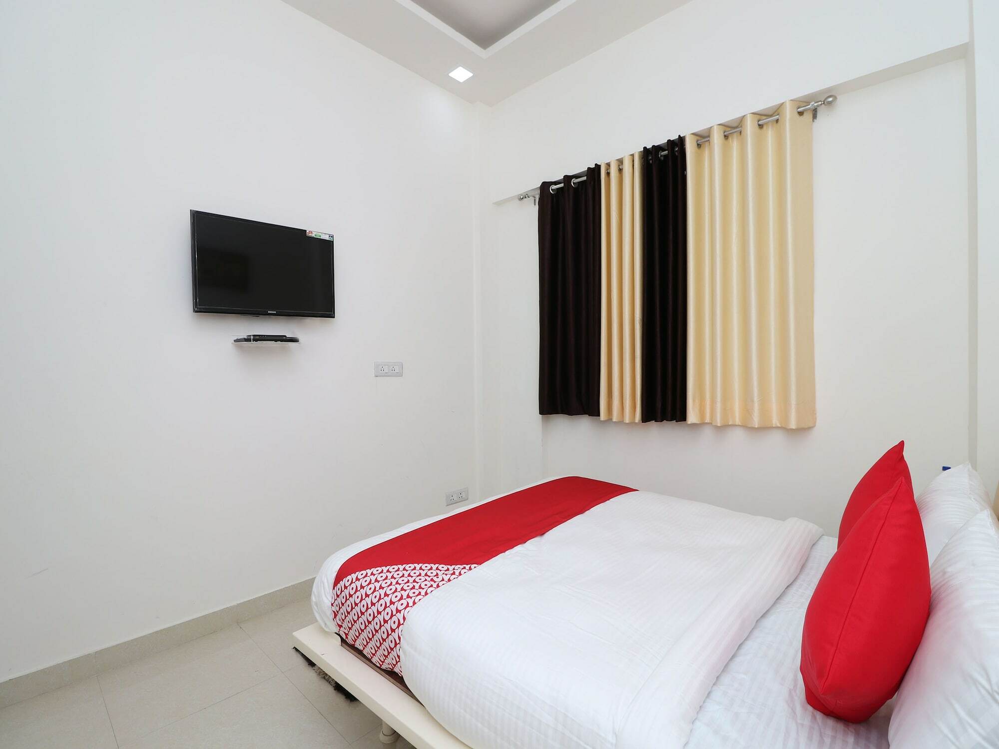 בארילי Oyo 13406 Hotel Golden Leaf מראה חיצוני תמונה